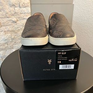 FRYE Ivy Slip Dark Brown